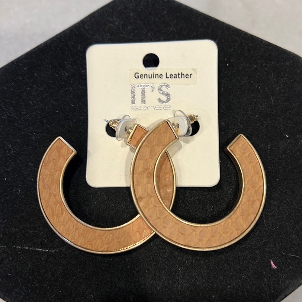 NWT Genuine tan leather hoops with gold all around.